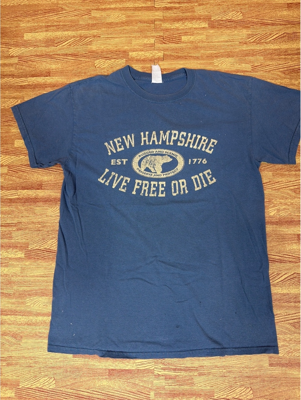 New Hampshire Live Free or Die Graphic T-Shirt Blue Medium Distressed